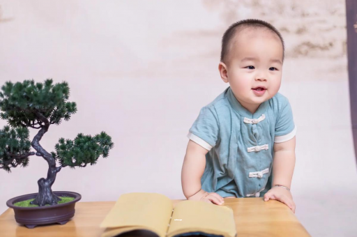 乐清宝宝抓耳朵是什么原因